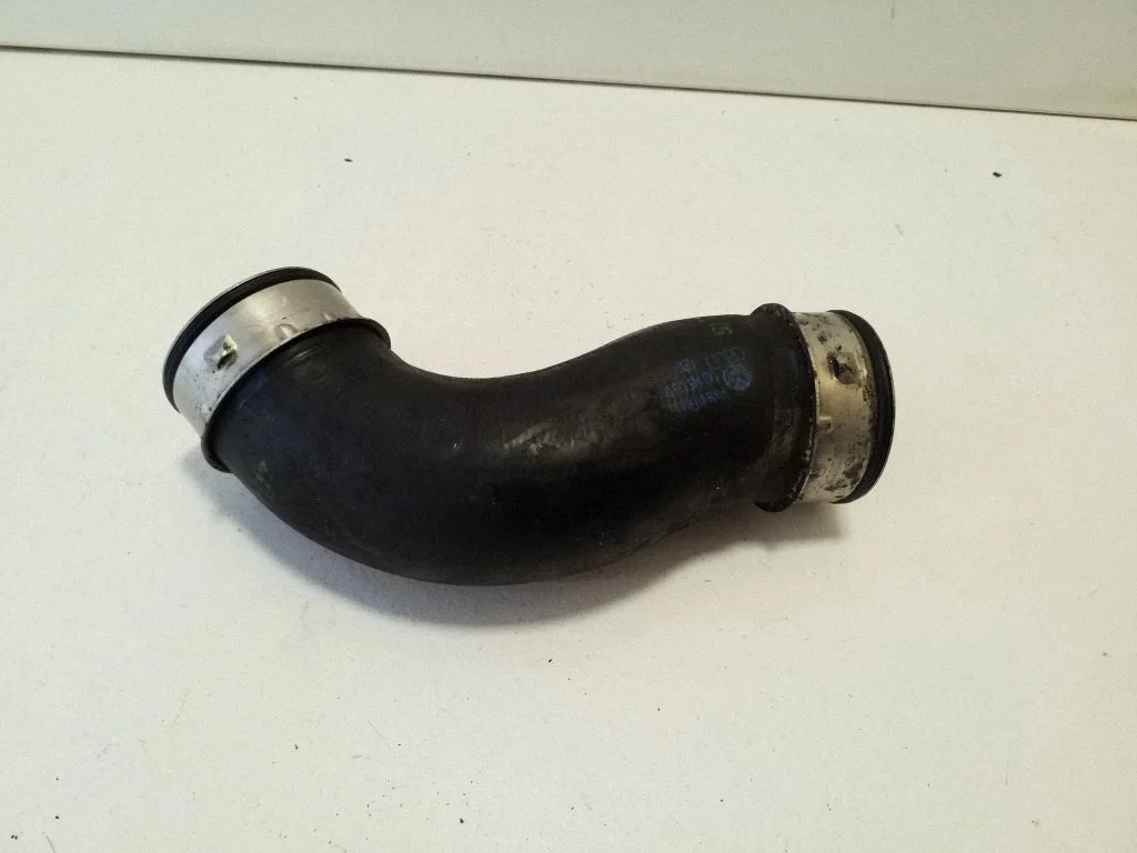 Vahejahuti voolik (-ud)/ toru (-d) 1K0145838D