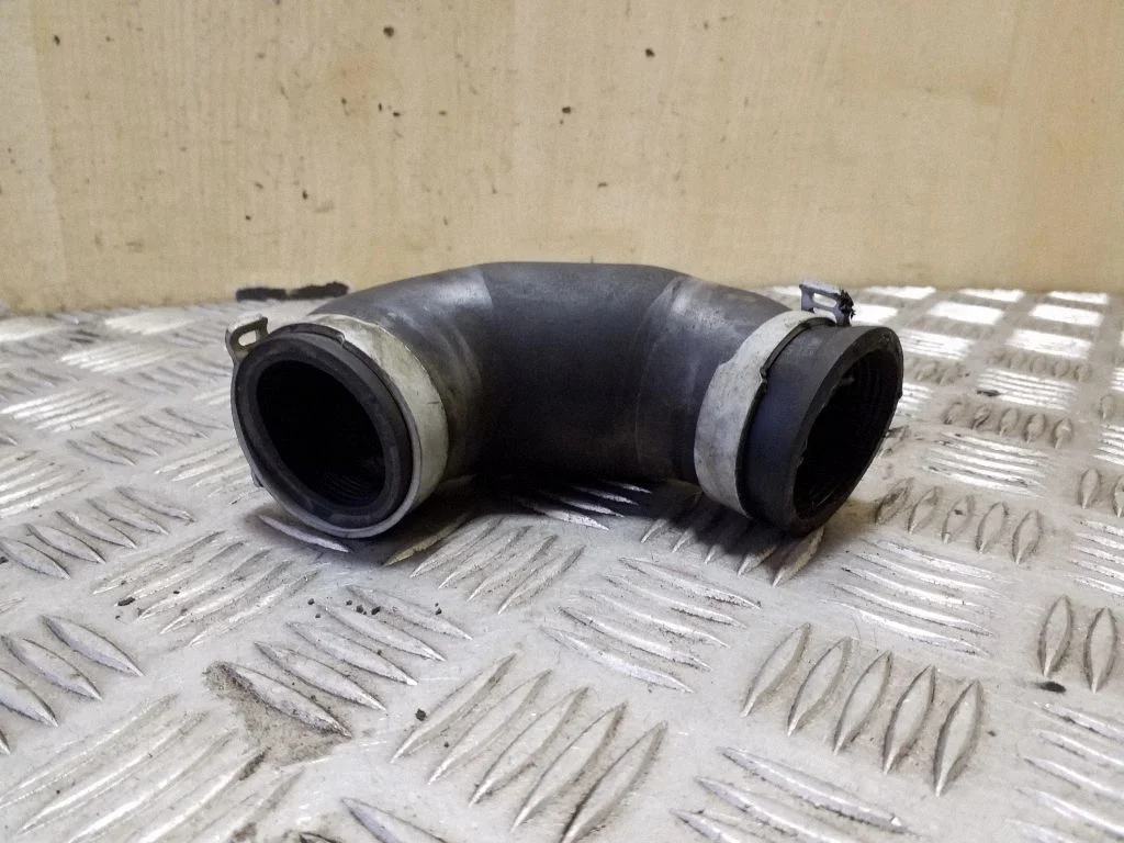 Intercooler hose/pipe 04L131525J