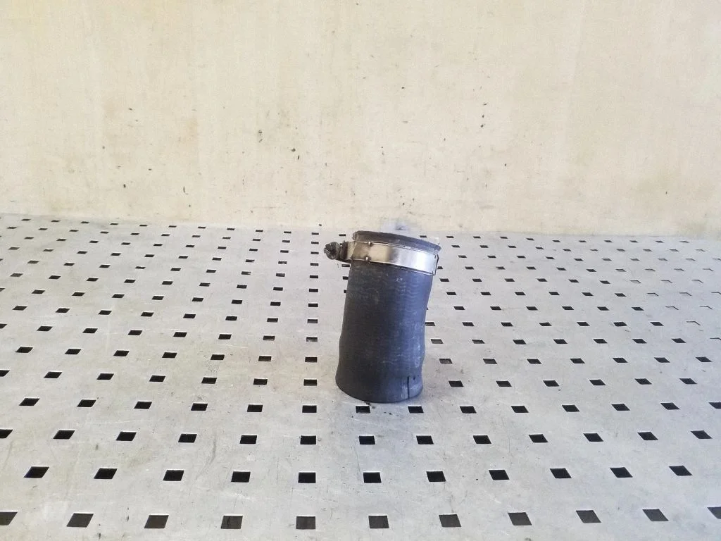 Vahejahuti voolik (-ud)/ toru (-d) 1K0145828T