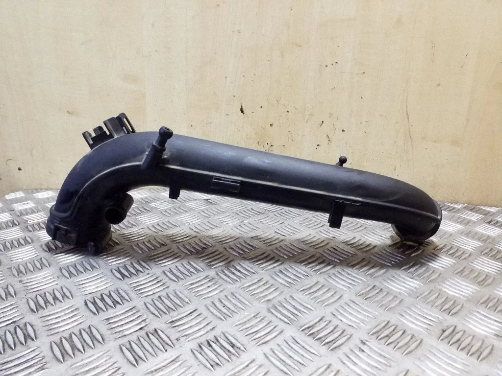 Intercooler hose/pipe 04E145673P