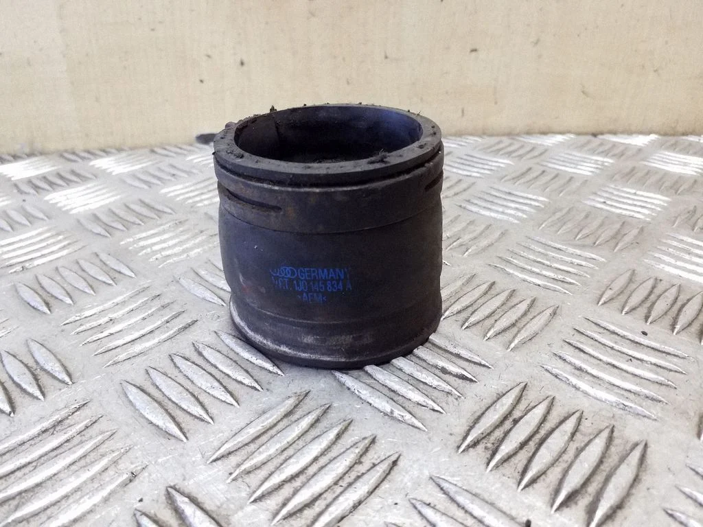 Vahejahuti voolik (-ud)/ toru (-d) 1J0145834A
