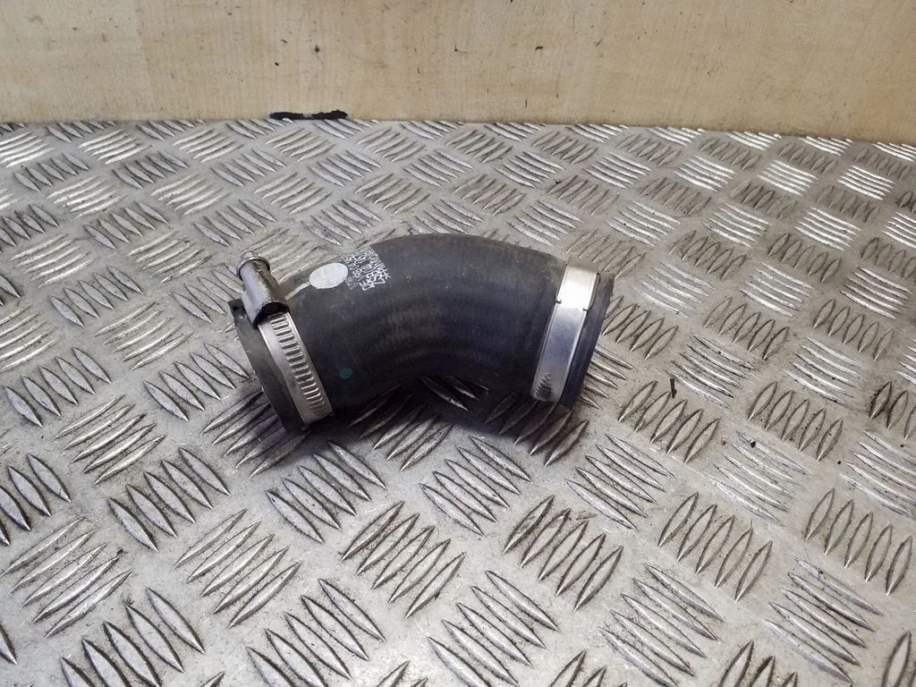 Intercooler hose/pipe 04L145828D