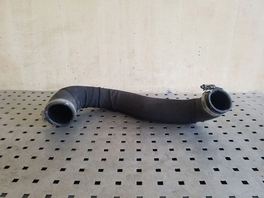 Vahejahuti voolik (-ud)/ toru (-d) 8R0145738M