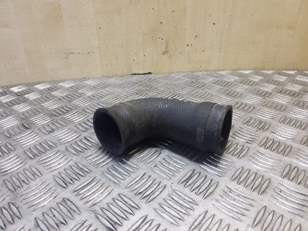 Wąż / rura intercoolera 4B0145837