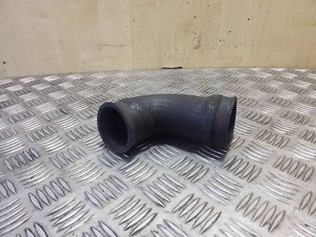 Wąż / rura intercoolera 4B0145837