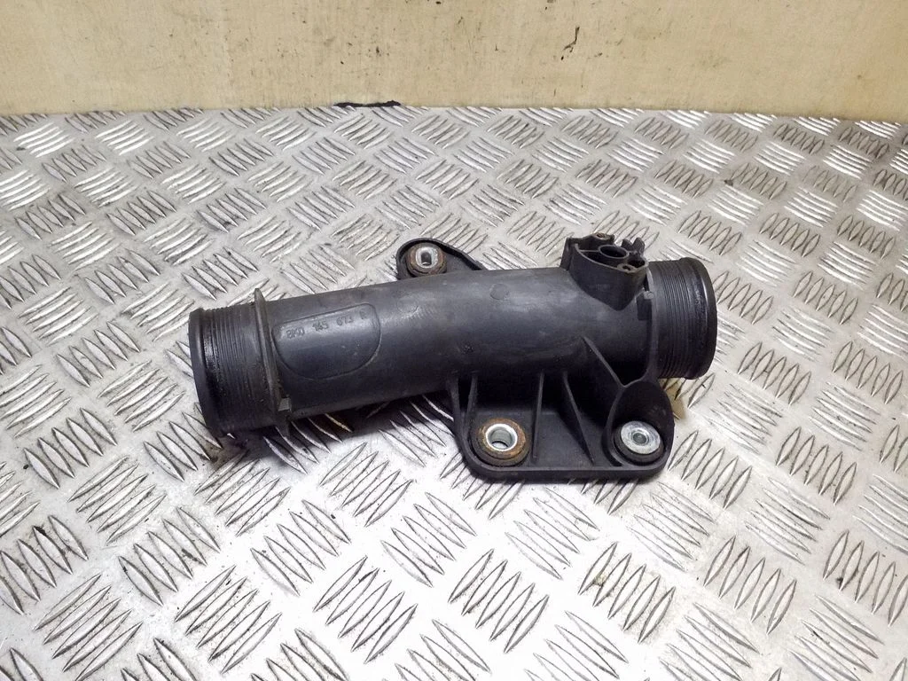 Vahejahuti voolik (-ud)/ toru (-d) 8K0145673R