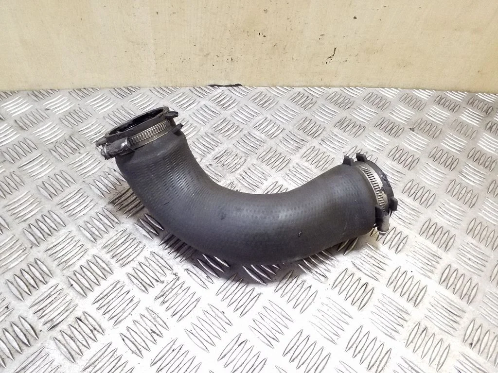 Vahejahuti voolik (-ud)/ toru (-d) 8K0145737H