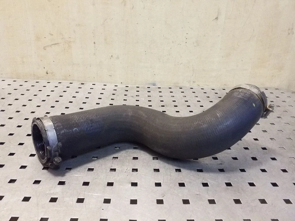 Vahejahuti voolik (-ud)/ toru (-d) 8K0145737