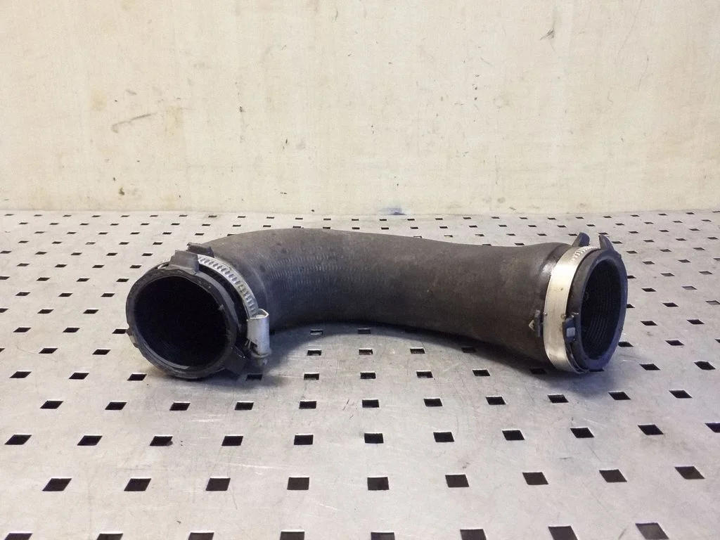 Vahejahuti voolik (-ud)/ toru (-d) 8K0145709H