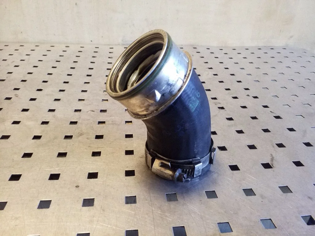 Intercooler hose/pipe 7L6145943B