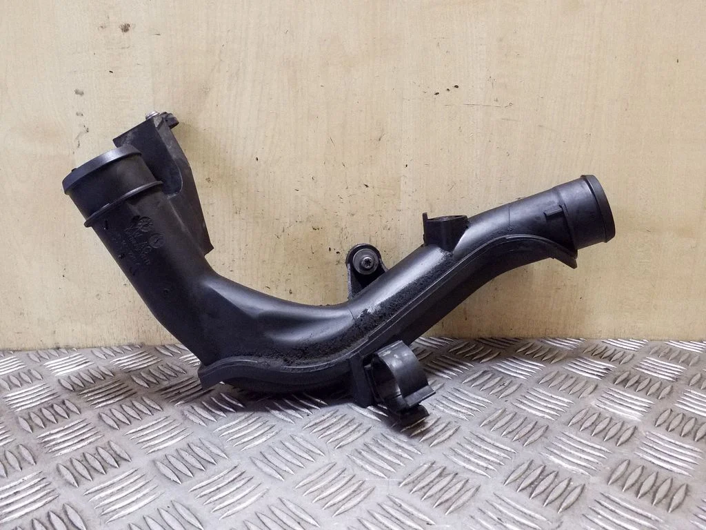 Intercooler hose/pipe 5N0145770A