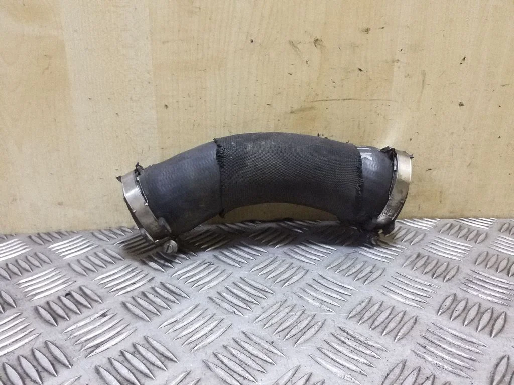 Vahejahuti voolik (-ud)/ toru (-d) 4F0145709G