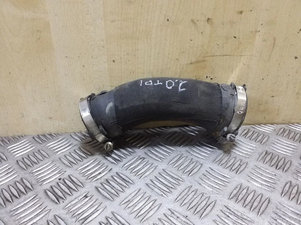 Vahejahuti voolik (-ud)/ toru (-d) 4F0145709E