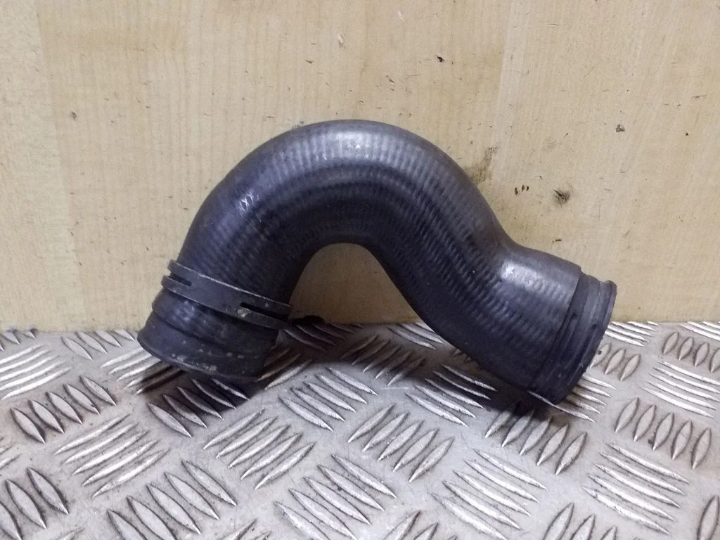 Vahejahuti voolik (-ud)/ toru (-d) 1J0145838B