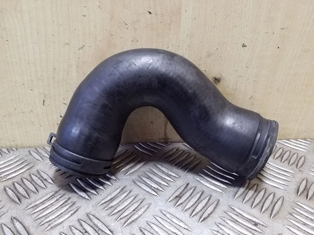 Vahejahuti voolik (-ud)/ toru (-d) 1J0145838B