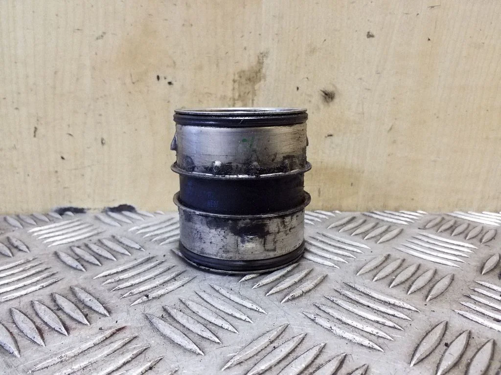Vahejahuti voolik (-ud)/ toru (-d) 1J0145834T