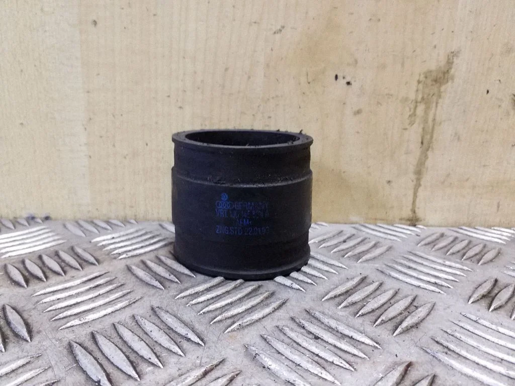 Vahejahuti voolik (-ud)/ toru (-d) 1J0145834A