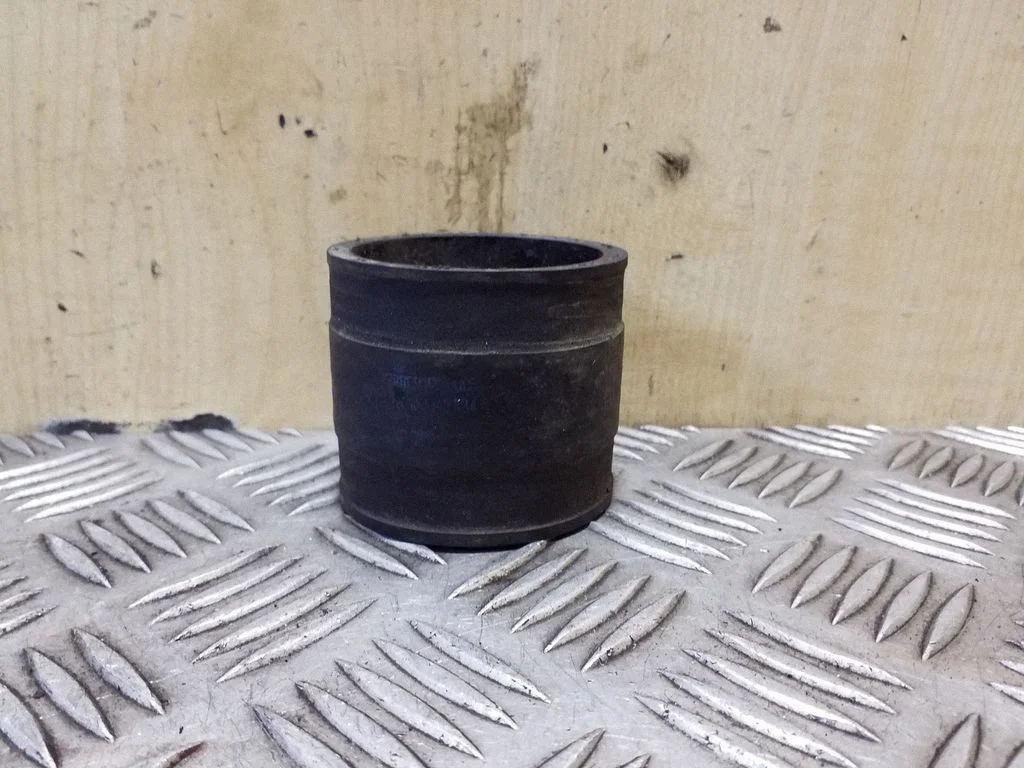 Vahejahuti voolik (-ud)/ toru (-d) 1J0145834A