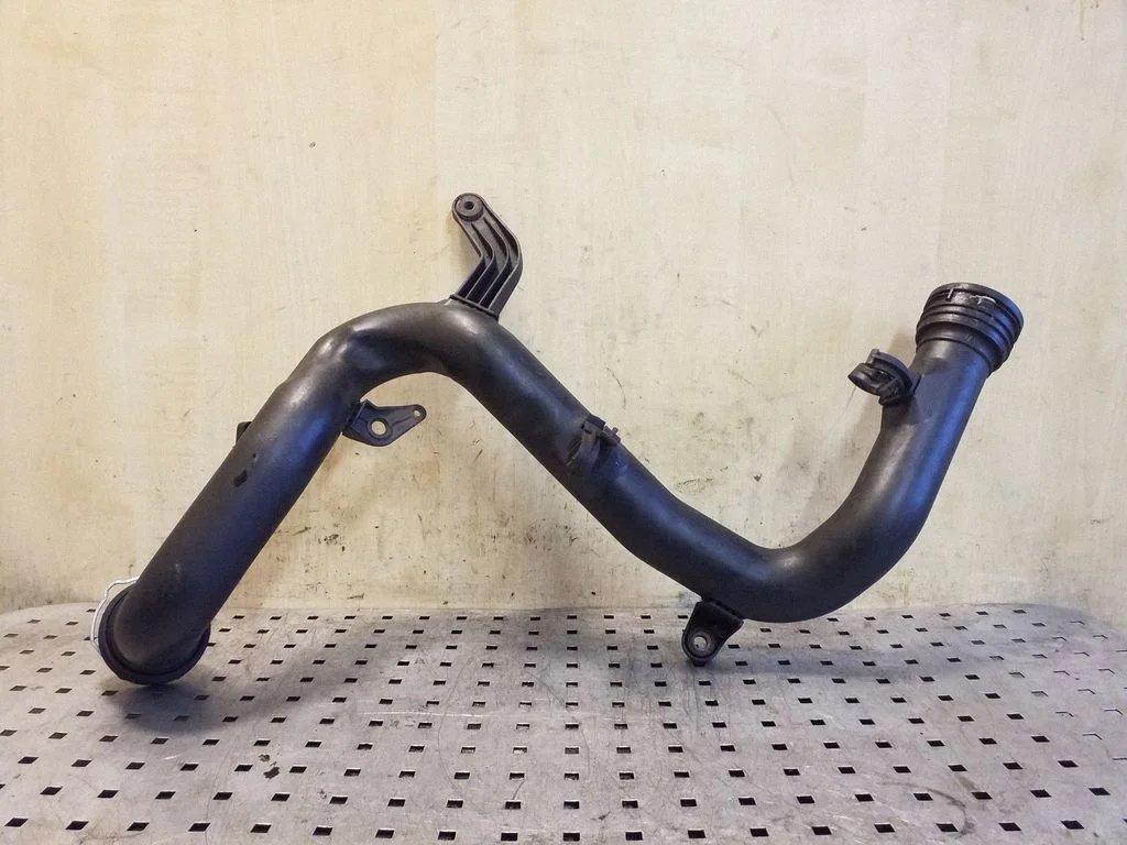 Vahejahuti voolik (-ud)/ toru (-d) 1K0145770B
