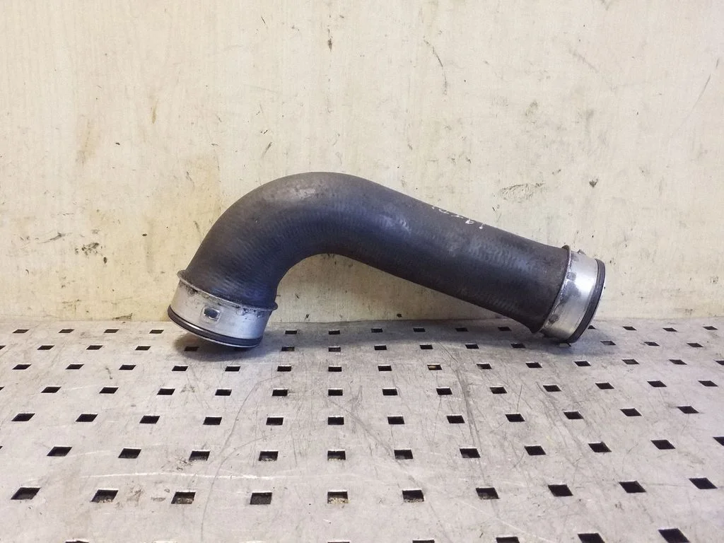Vahejahuti voolik (-ud)/ toru (-d) 1K0145834B