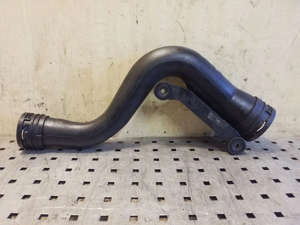 Vahejahuti voolik (-ud)/ toru (-d) 1K0145762P