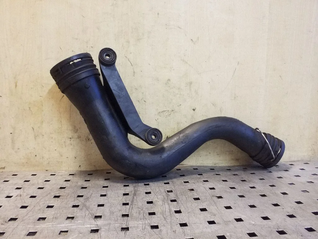 Vahejahuti voolik (-ud)/ toru (-d) 1K0145767P