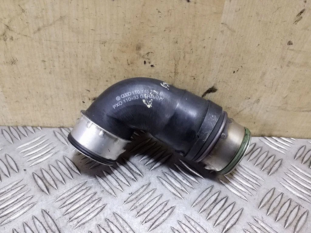 Vahejahuti voolik (-ud)/ toru (-d) 1T0145790B