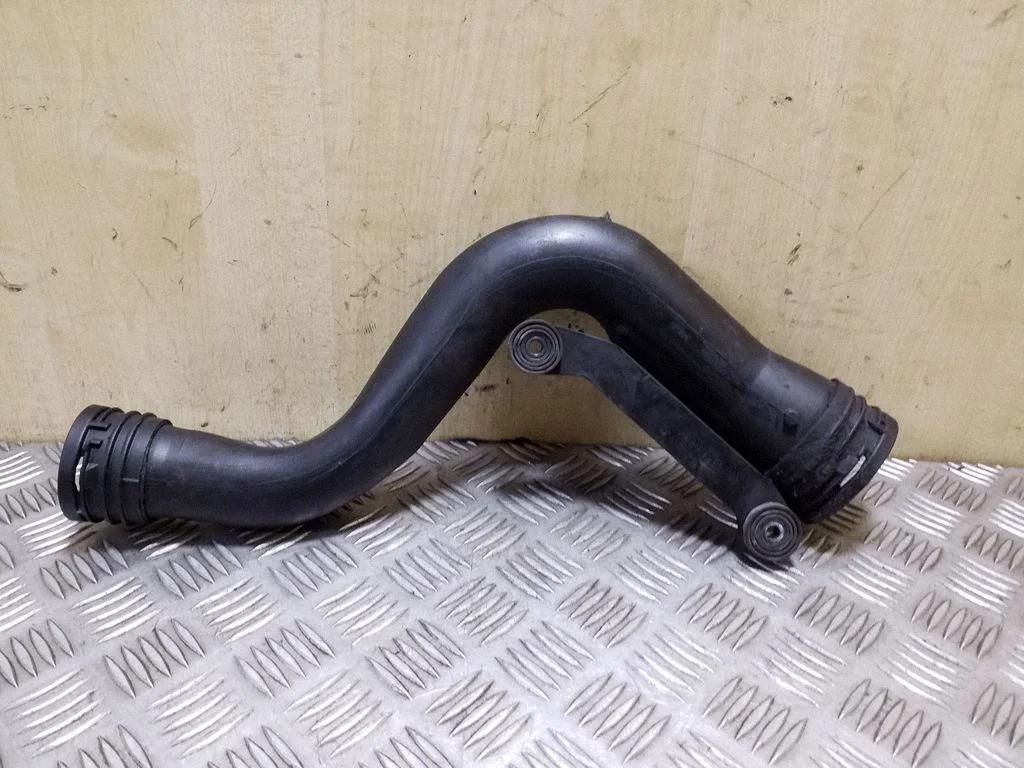 Vahejahuti voolik (-ud)/ toru (-d) 1K0145762P