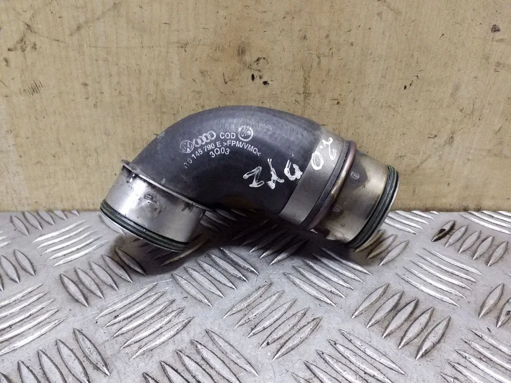 Vahejahuti voolik (-ud)/ toru (-d) 1T0145790E