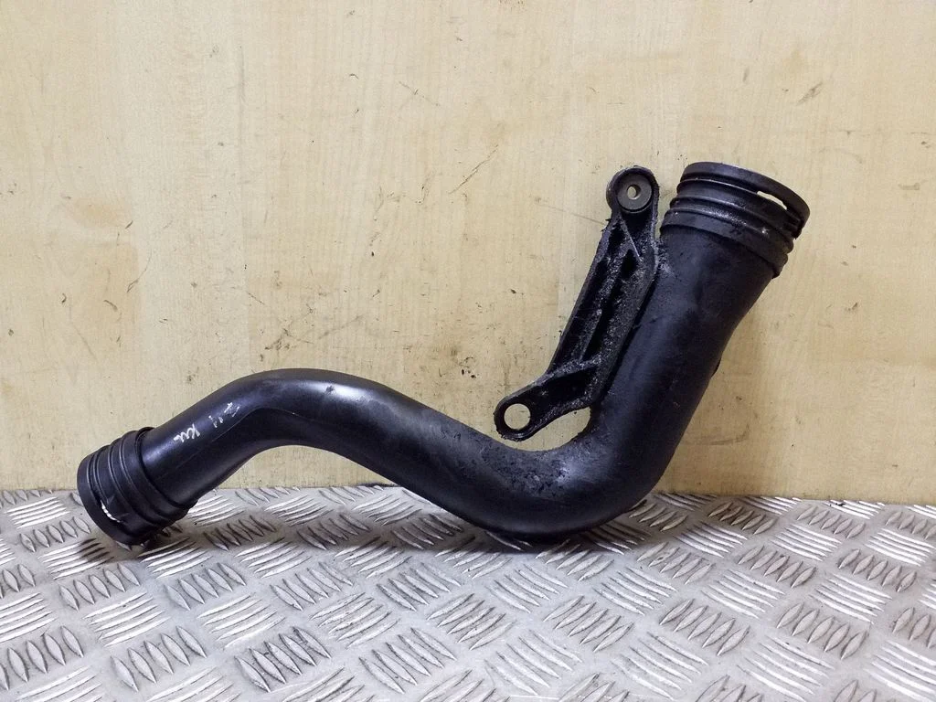 Vahejahuti voolik (-ud)/ toru (-d) 1K0145762P