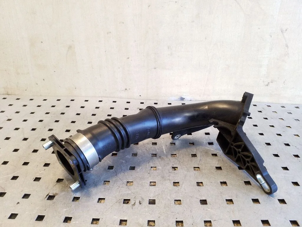 Intercooler hose/pipe AV6Q9351BC
