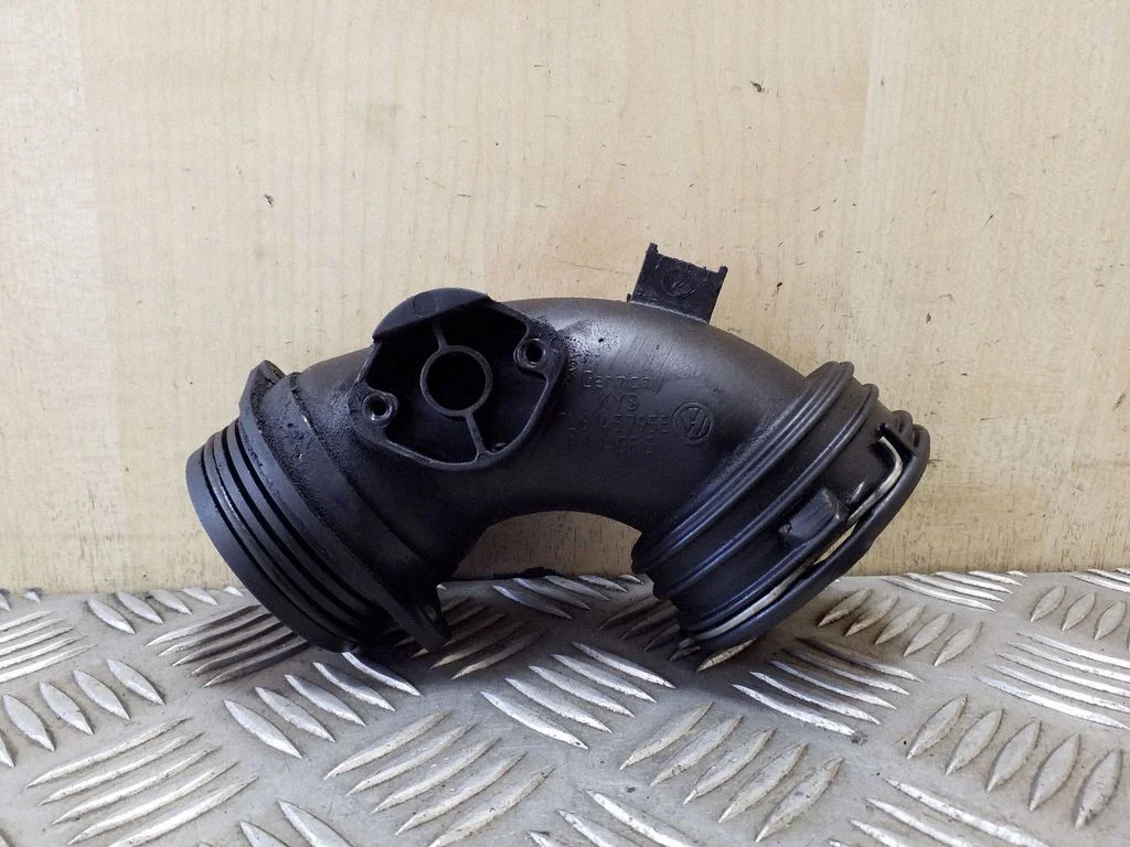 Vahejahuti voolik (-ud)/ toru (-d) 7L6145795E