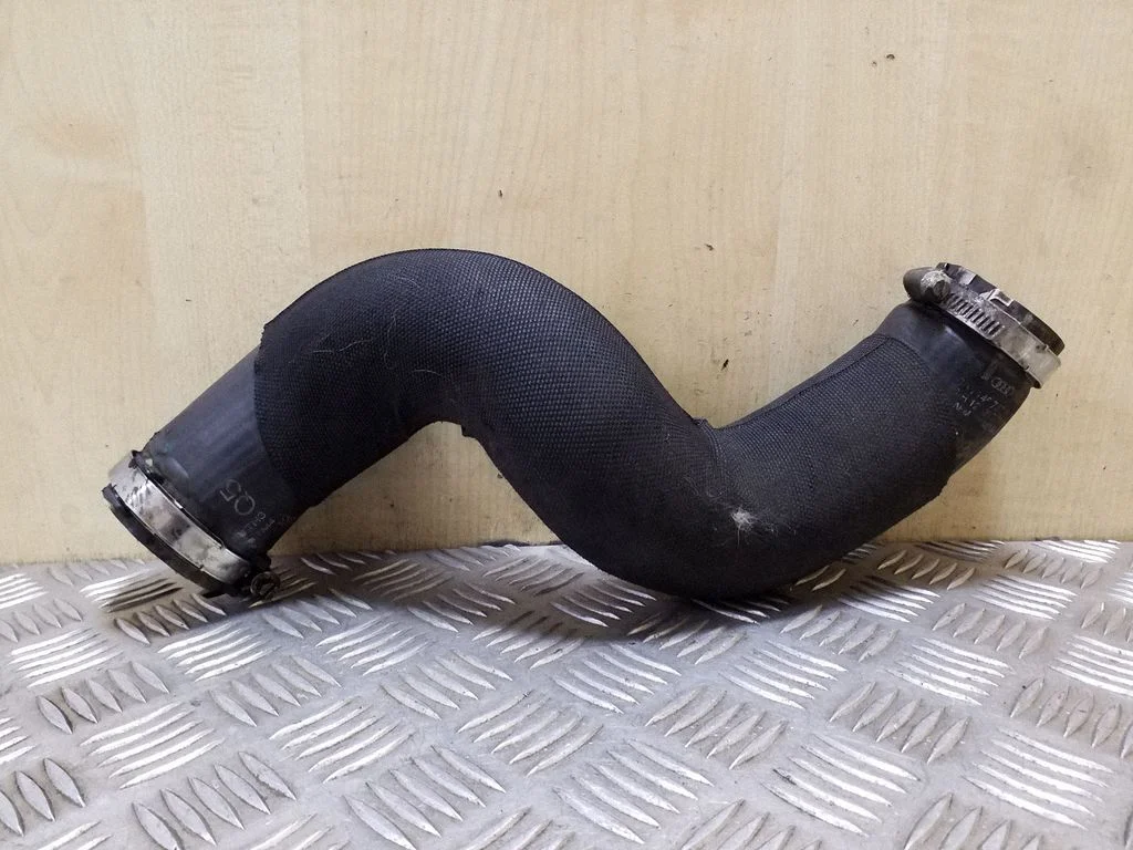 Wąż / rura intercoolera 8R0145737N