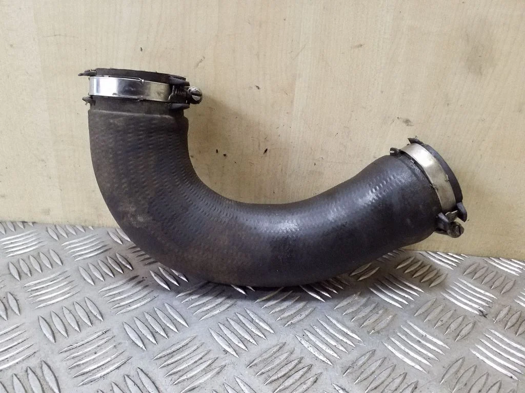 Vahejahuti voolik (-ud)/ toru (-d) 8K0145709H