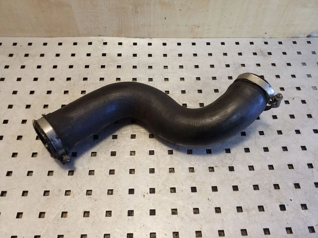 Vahejahuti voolik (-ud)/ toru (-d) 8K0145737Q