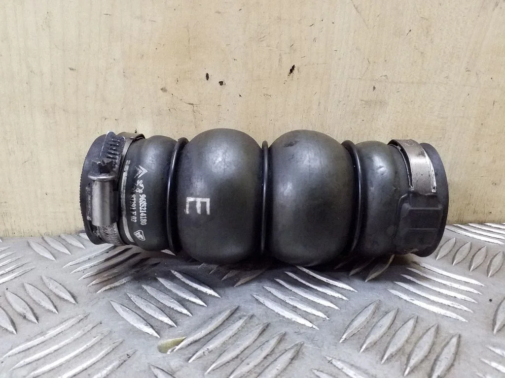 Vahejahuti voolik (-ud)/ toru (-d) 9685214180