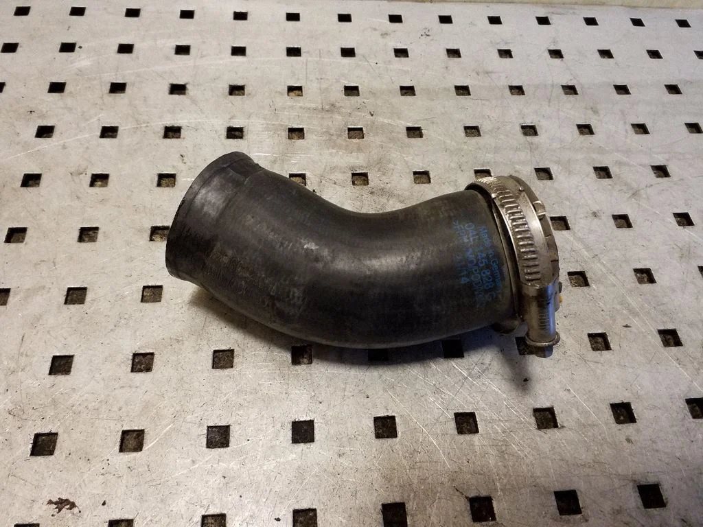 Intercooler hose/pipe 04L145828G