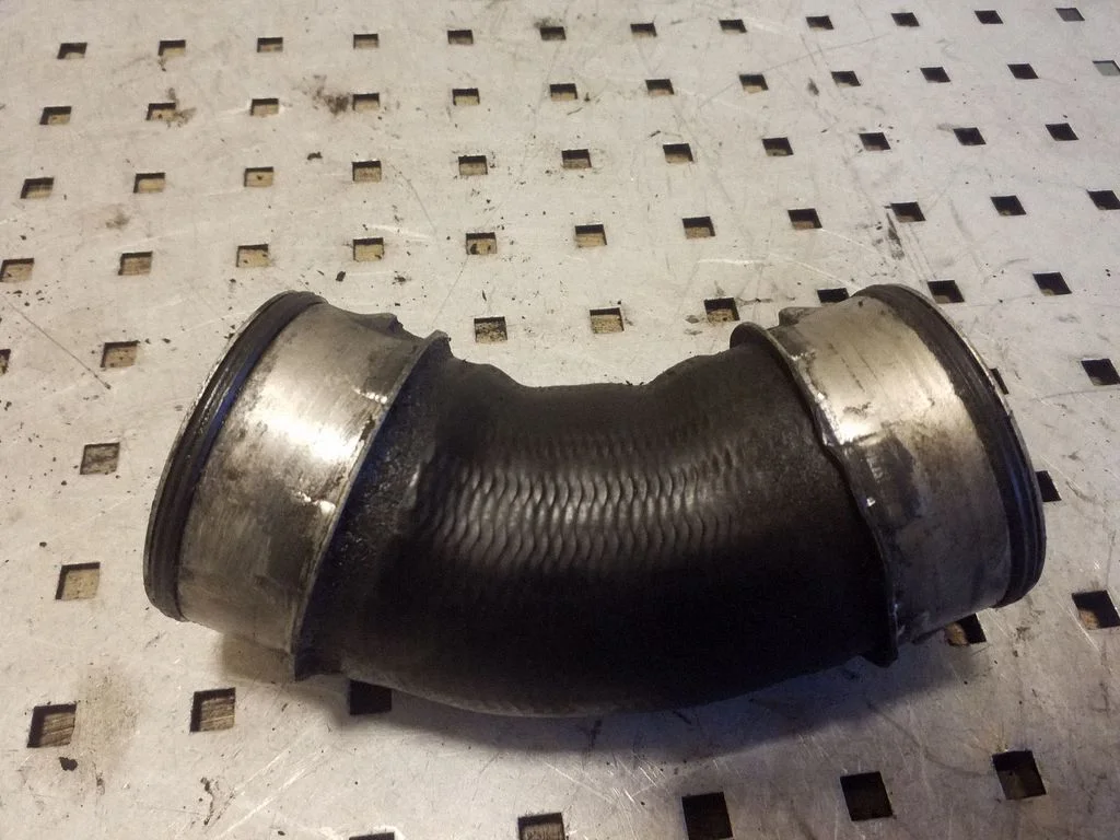 Intercooler hose/pipe
