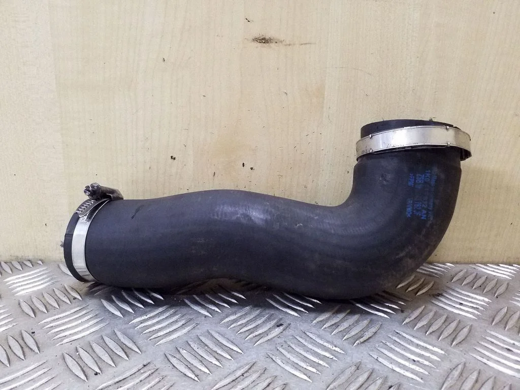 Vahejahuti voolik (-ud)/ toru (-d) 1K0145832AN
