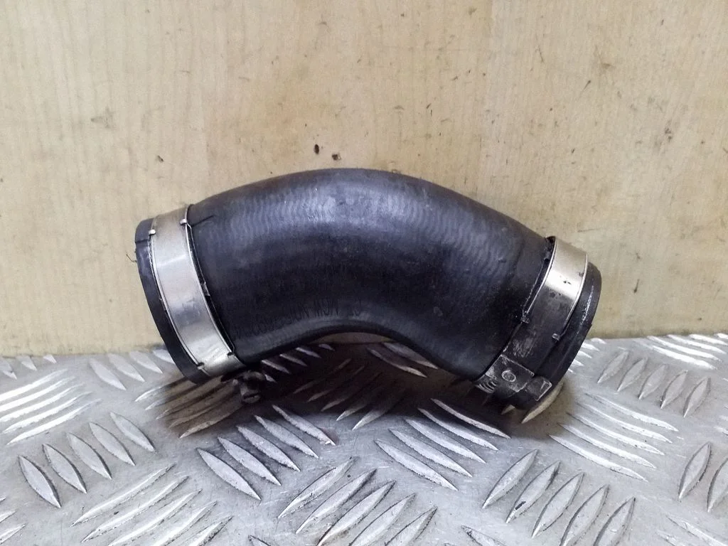 Vahejahuti voolik (-ud)/ toru (-d) 04L145828G