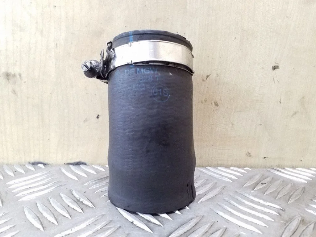 Vahejahuti voolik (-ud)/ toru (-d) 1K0145828T