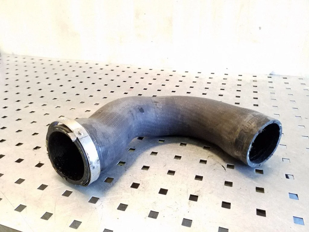 Vahejahuti voolik (-ud)/ toru (-d) 1K0145834AT