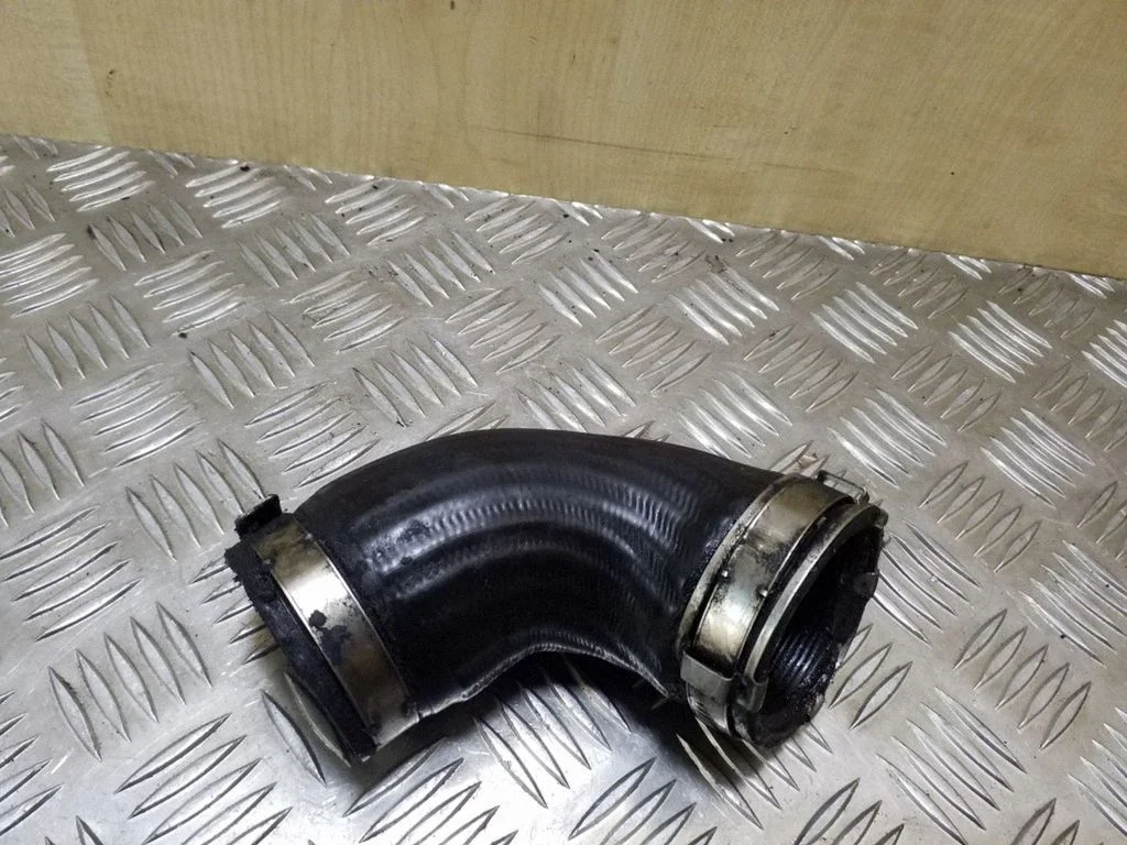 Vahejahuti voolik (-ud)/ toru (-d) 5N0145838
