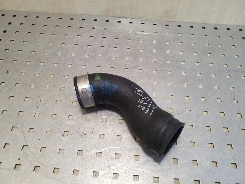 Vahejahuti voolik (-ud)/ toru (-d) 3C0145762BG
