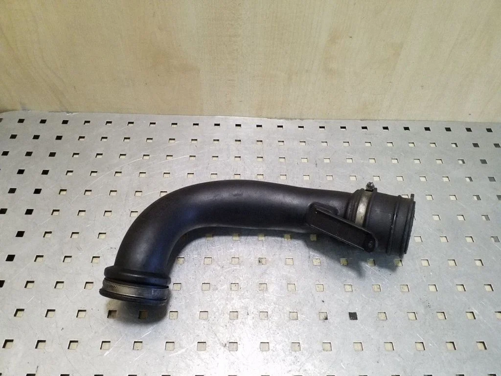 Vahejahuti voolik (-ud)/ toru (-d) 6896526 – Volvo S80 (2007-2013)