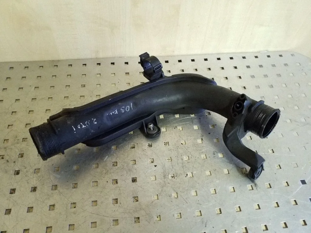 Vahejahuti voolik (-ud)/ toru (-d) 1K0145770AE