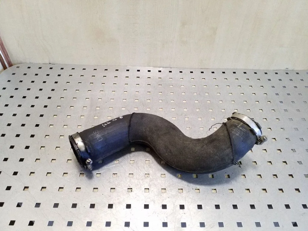 Vahejahuti voolik (-ud)/ toru (-d) 8K0145737K