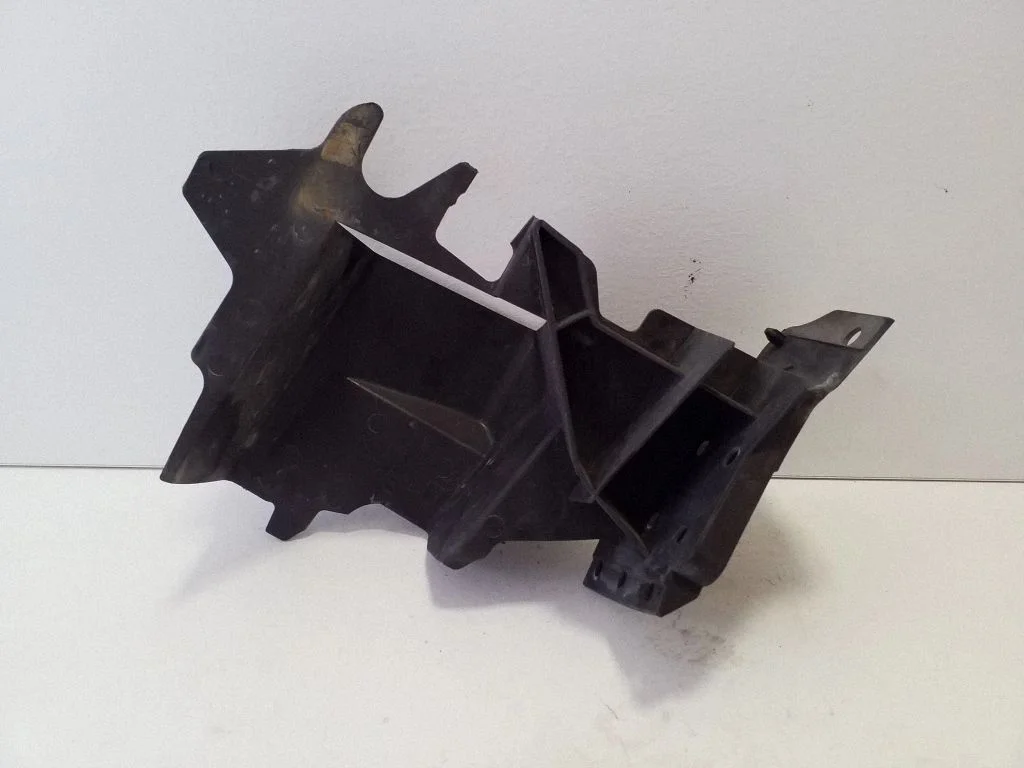 Intercooler air guide/duct channel 2H0121330A
