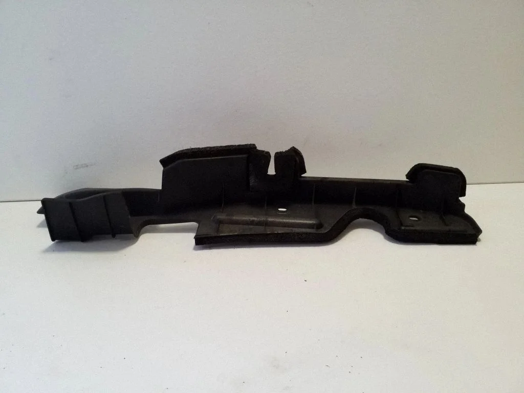 Intercooler air guide/duct channel 5329448040