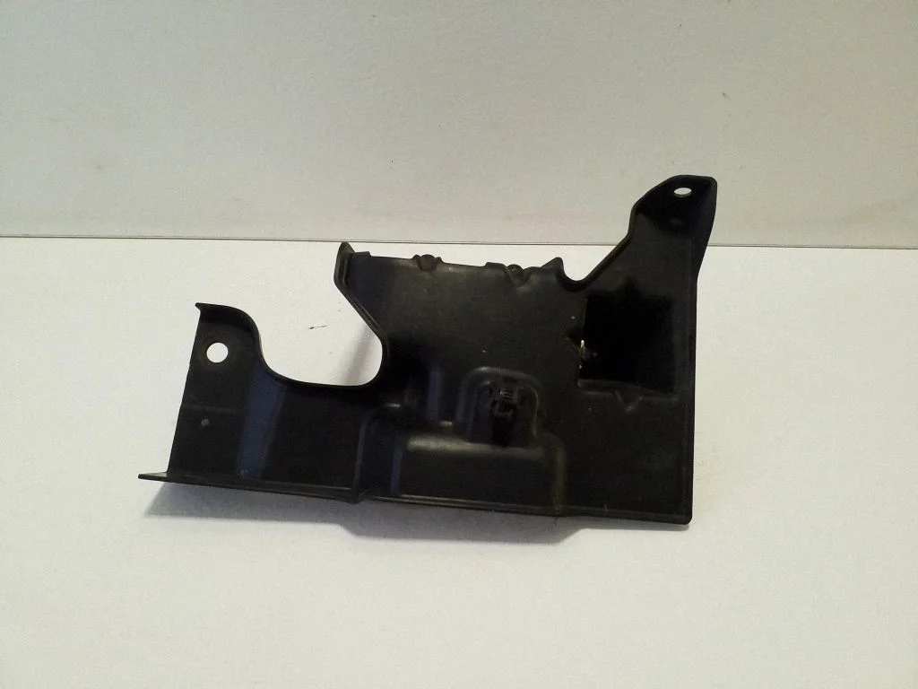 Intercooler air guide/duct channel 6400D586